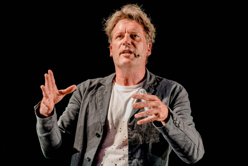 Thomas Hertog neemt ons mee naar deep space en deep time, tot aan de oorsprong van het heelal.