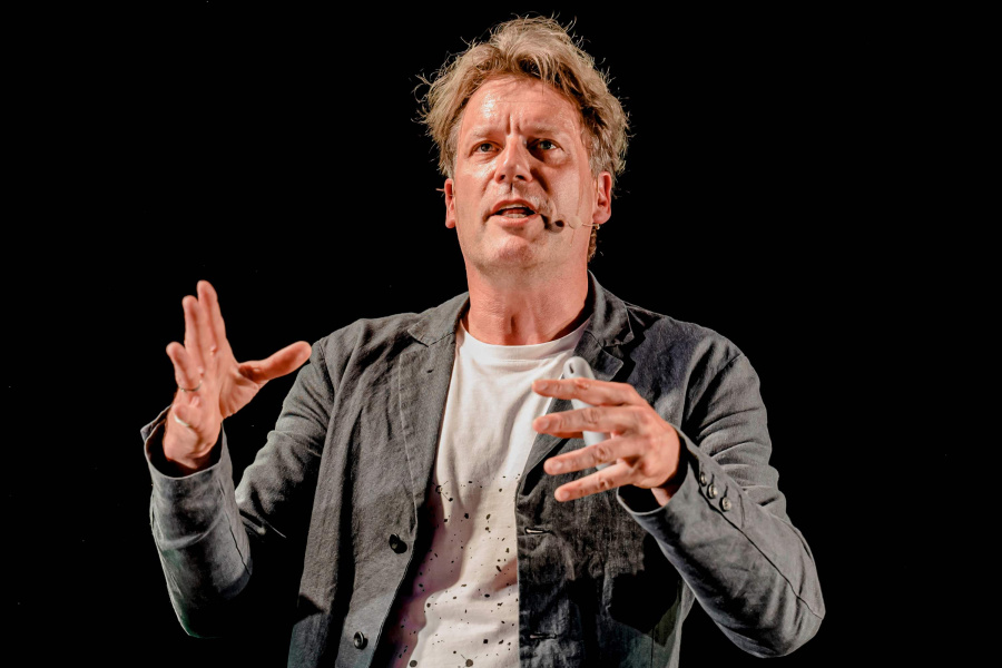 Thomas Hertog neemt ons mee naar deep space en deep time, tot aan de oorsprong van het heelal.